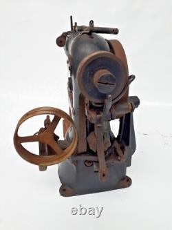 Machine à coudre Singer de 1929 avec étiquettes d'identification et chaussures Blucher à restaurer