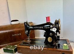 Machine à coudre Singer de 1930 No. 99 avec contrôle au genou, boîtier en bois courbé et clé, fonctionnant