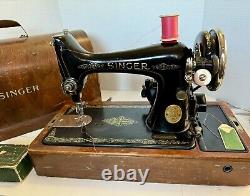 Machine à coudre Singer de 1930 No. 99 avec contrôle au genou, boîtier en bois courbé et clé, fonctionnant