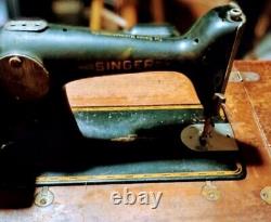 Machine à coudre Singer de 1941, armoire escamotable avec tiroirs et toutes les pièces