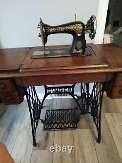 Machine à coudre Singer de collection de 1910 avec un pied à pédale en fer et 4 tiroirs