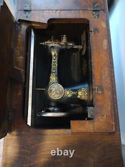 Machine à coudre Singer de collection de 1910 avec un pied à pédale en fer et 4 tiroirs