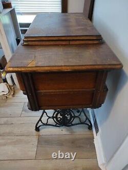 Machine à coudre Singer de collection de 1910 avec un pied à pédale en fer et 4 tiroirs