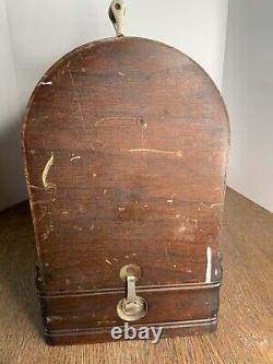 Machine à coudre Singer de collection en noir et or avec levier au genou et boîte de rangement en bois verrouillable.