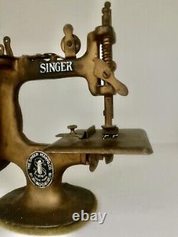 Machine à coudre Singer en fonte dorée, jouet antique