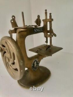 Machine à coudre Singer en fonte dorée, jouet antique
