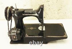 Machine à coudre Singer featherweight 221 vintage avec étui et pédale