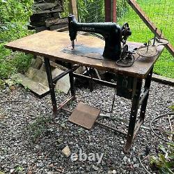 Machine à coudre Singer industrielle antique No. 31-15 avec pédale, table en bois et moteur