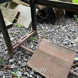 Machine à coudre Singer industrielle antique No. 31-15 avec pédale, table en bois et moteur