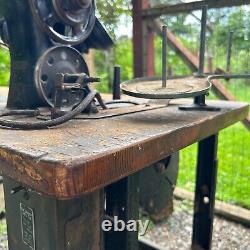 Machine à coudre Singer industrielle antique No. 31-15 avec pédale, table en bois et moteur