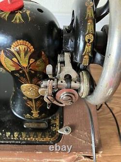 Machine à coudre Singer modèle 66, 66k avec décors de lotus antique avec boîtier