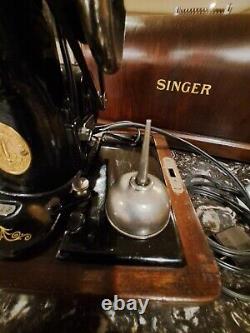 Machine à coudre Singer modèle 99 de 1924 avec des extras, extrêmement propre.