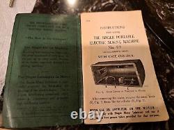 Machine à coudre Singer modèle 99 de 1924 avec des extras, extrêmement propre.