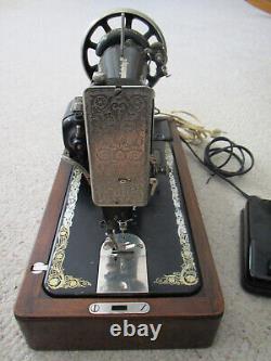 Machine à coudre Singer modèle 99K de 1918 avec boîtier en bois courbé et clé, numéro de série F8336565