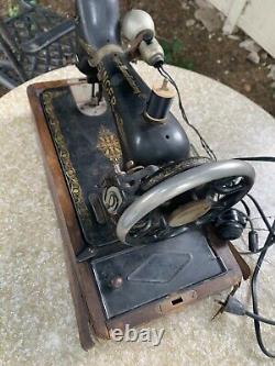 Machine à coudre Singer modèle 99K de 1918 avec boîtier en bois courbé, numéro de série F8355865