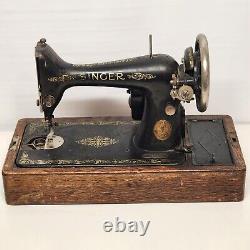 Machine à coudre Singer modèle 99K de 1922 avec boîtier en bois courbé sans clé, sans câble d'alimentation et sans pédale.