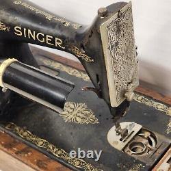 Machine à coudre Singer modèle 99K de 1922 avec boîtier en bois courbé sans clé, sans câble d'alimentation et sans pédale.