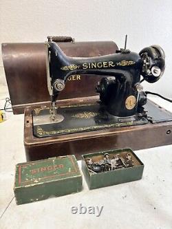 Machine à coudre Singer modèle 99K de 1923 avec boîtier en bois courbé, verrouillages, s'allume sans pédale de genou.