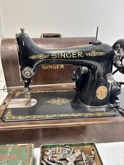 Machine à coudre Singer modèle 99K de 1923 avec boîtier en bois courbé, verrouillages, s'allume sans pédale de genou.