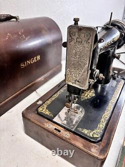 Machine à coudre Singer modèle 99K de 1923 avec boîtier en bois courbé, verrouillages, s'allume sans pédale de genou.