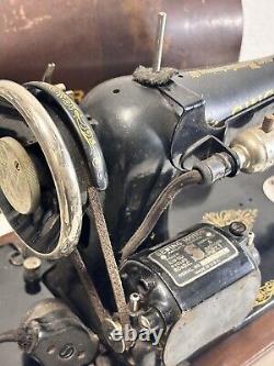 Machine à coudre Singer modèle 99K de 1923 avec boîtier en bois courbé, verrouillages, s'allume sans pédale de genou.