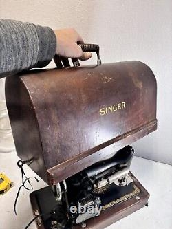 Machine à coudre Singer modèle 99K de 1923 avec boîtier en bois courbé, verrouillages, s'allume sans pédale de genou.