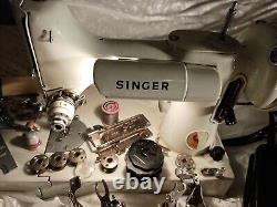 Machine à coudre Singer vintage avec boîtier, accessoires et accessoires. 110-120 volts