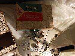 Machine à coudre Singer vintage avec boîtier, accessoires et accessoires. 110-120 volts