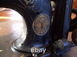 Machine à coudre Singer vintage de 1873 avec capot rabattable, Sr. # 1007106