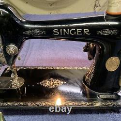 Machine à coudre Singer vintage de 1926, modèle 66. Propre et fonctionne. De nombreux accessoires inclus.