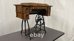 Machine à coudre Singer vintage des années 1900 avec table à pédale et cabinet à 5 tiroirs