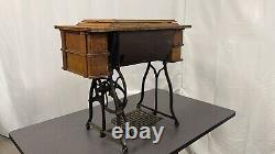 Machine à coudre Singer vintage des années 1900 avec table à pédale et cabinet à 5 tiroirs