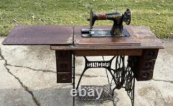 Machine à coudre Singer vintage des années 1900 sur support de table, antique et en solde