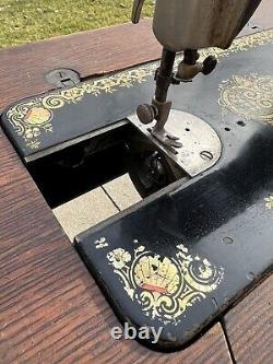 Machine à coudre Singer vintage des années 1900 sur support de table, antique et en solde
