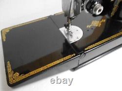 Machine à coudre Vintage Singer 221-1 Featherweight avec étui et accessoires