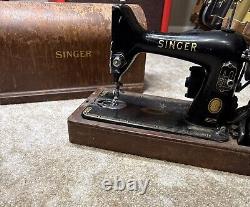 Machine à coudre Vintage Singer 99K des années 1920 avec son étui en bois d'origine