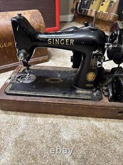 Machine à coudre Vintage Singer 99K des années 1920 avec son étui en bois d'origine