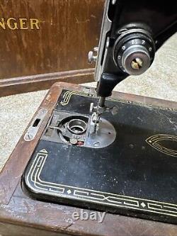 Machine à coudre Vintage Singer 99K des années 1920 avec son étui en bois d'origine