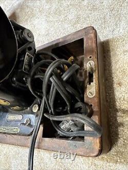 Machine à coudre Vintage Singer 99K des années 1920 avec son étui en bois d'origine