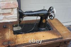 Machine à coudre à pédale SINGER Antique 1925 avec accessoires Série AA