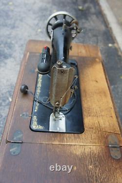 Machine à coudre à pédale SINGER Antique de 1925 avec accessoires Série AA