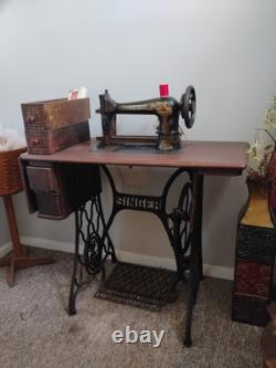 Machine à coudre à pédale SINGER antique de 1905 dans son cabinet d'origine