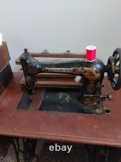 Machine à coudre à pédale SINGER antique de 1905 dans son cabinet d'origine