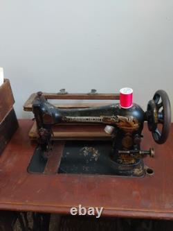 Machine à coudre à pédale SINGER antique de 1905 dans son cabinet d'origine