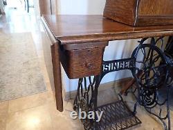 Machine à coudre à pédale Singer 1909 avec boîtier en bois courbé et rallonge