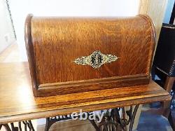 Machine à coudre à pédale Singer 1909 avec boîtier en bois courbé et rallonge