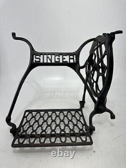 Machine à coudre à pédale Singer Vintage Antique de 1905 avec base de table en fonte et pieds