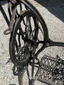 Machine à coudre à pédale Singer antique avec base en fonte et table des années 1880 avec roues