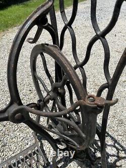 Machine à coudre à pédale Singer antique avec base en fonte et table des années 1880 avec roues