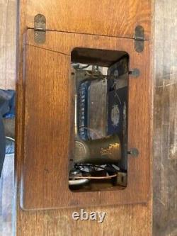Machine à coudre à pédale Singer antique dans son meuble